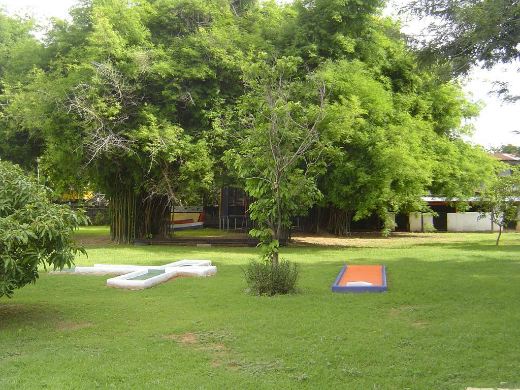 Mini-Golf **** & Resort אובון רטצ'תאני מראה חיצוני תמונה