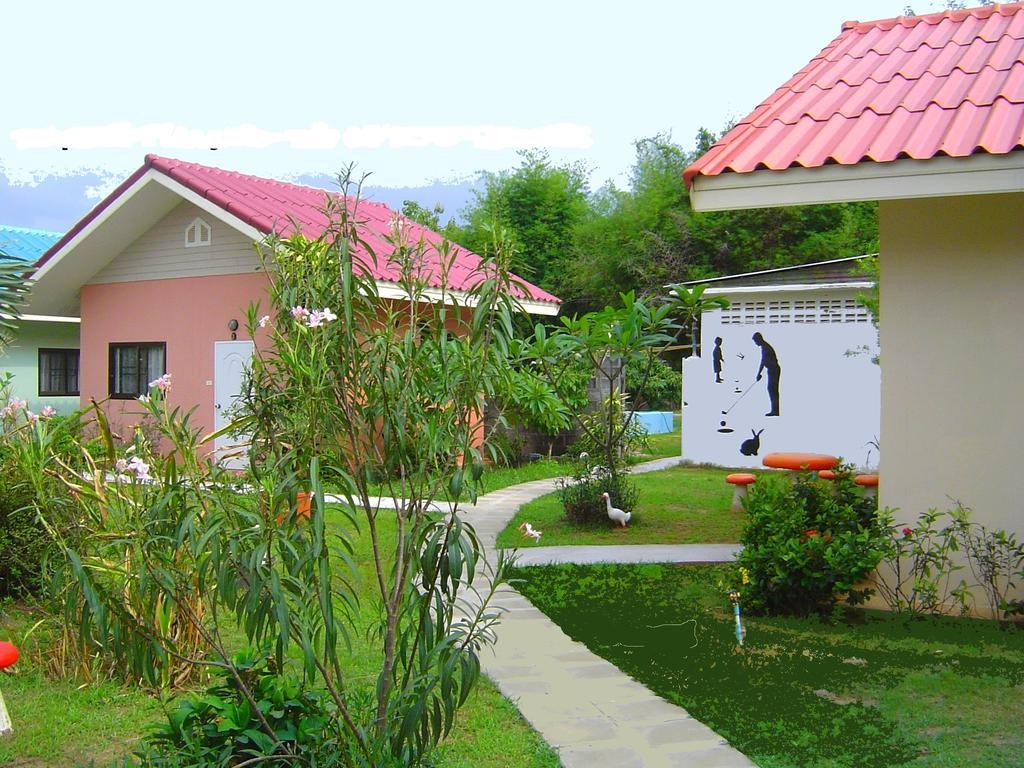 Mini-Golf **** & Resort אובון רטצ'תאני מראה חיצוני תמונה
